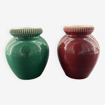 Pol CHAMBOST (1906-1983), Réunion de 2 petits vases ovoïdes à bords ourlés en faïence verte / rouge