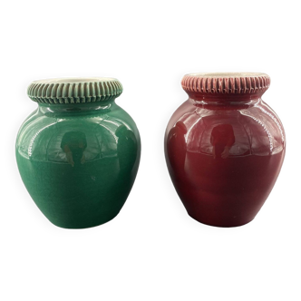 Pol CHAMBOST (1906-1983), Réunion de 2 petits vases ovoïdes à bords ourlés en faïence verte / rouge