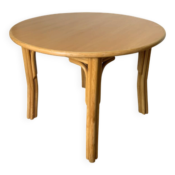 Round dining table