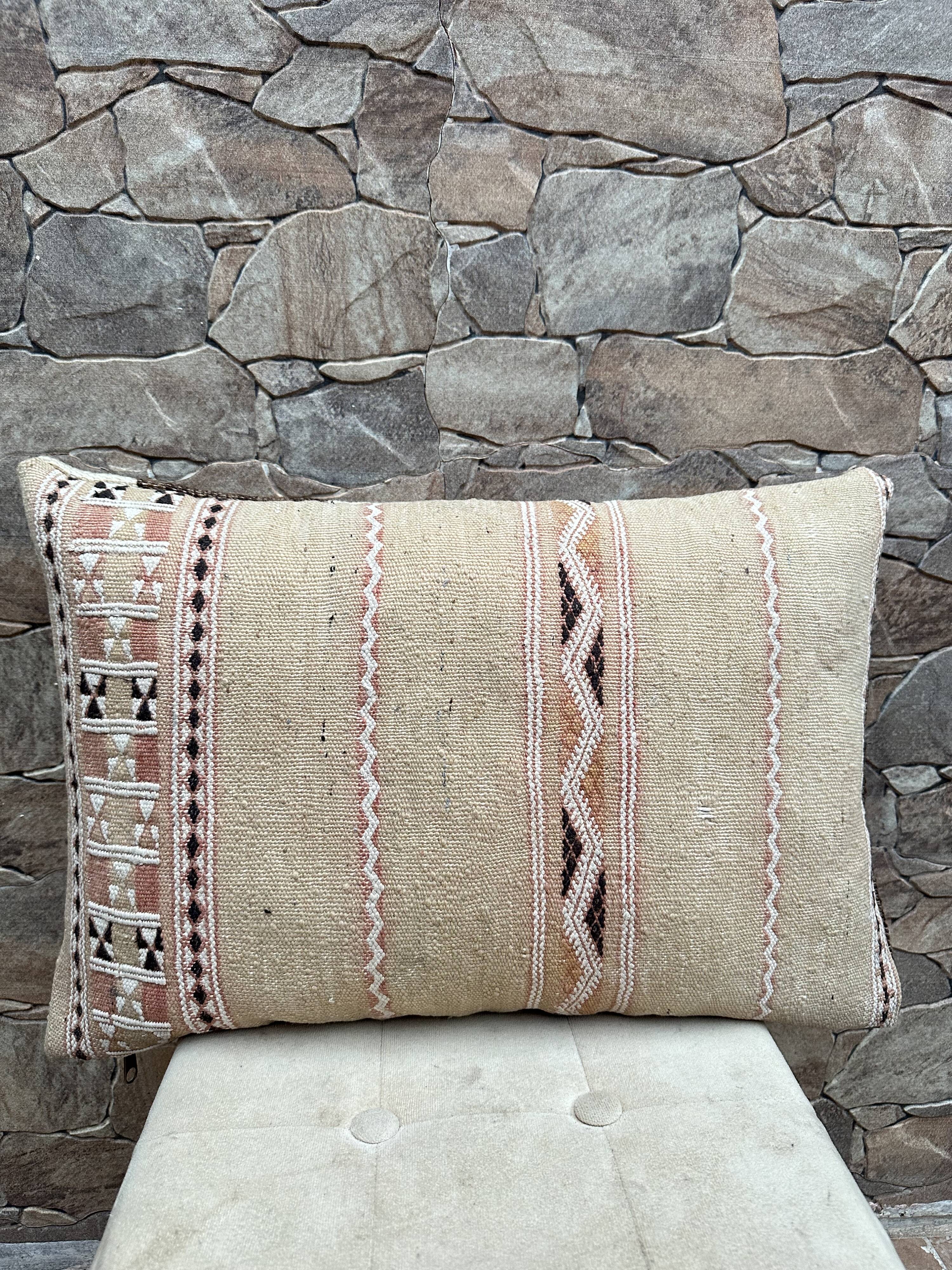 Vintage Berber Kilim cushion cover: Moroccan wool cushion