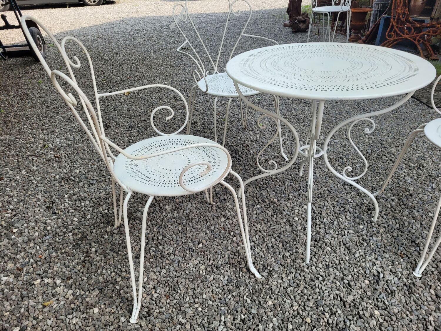 Ancien salon de jardin en fer forgé 3 fauteuils et table