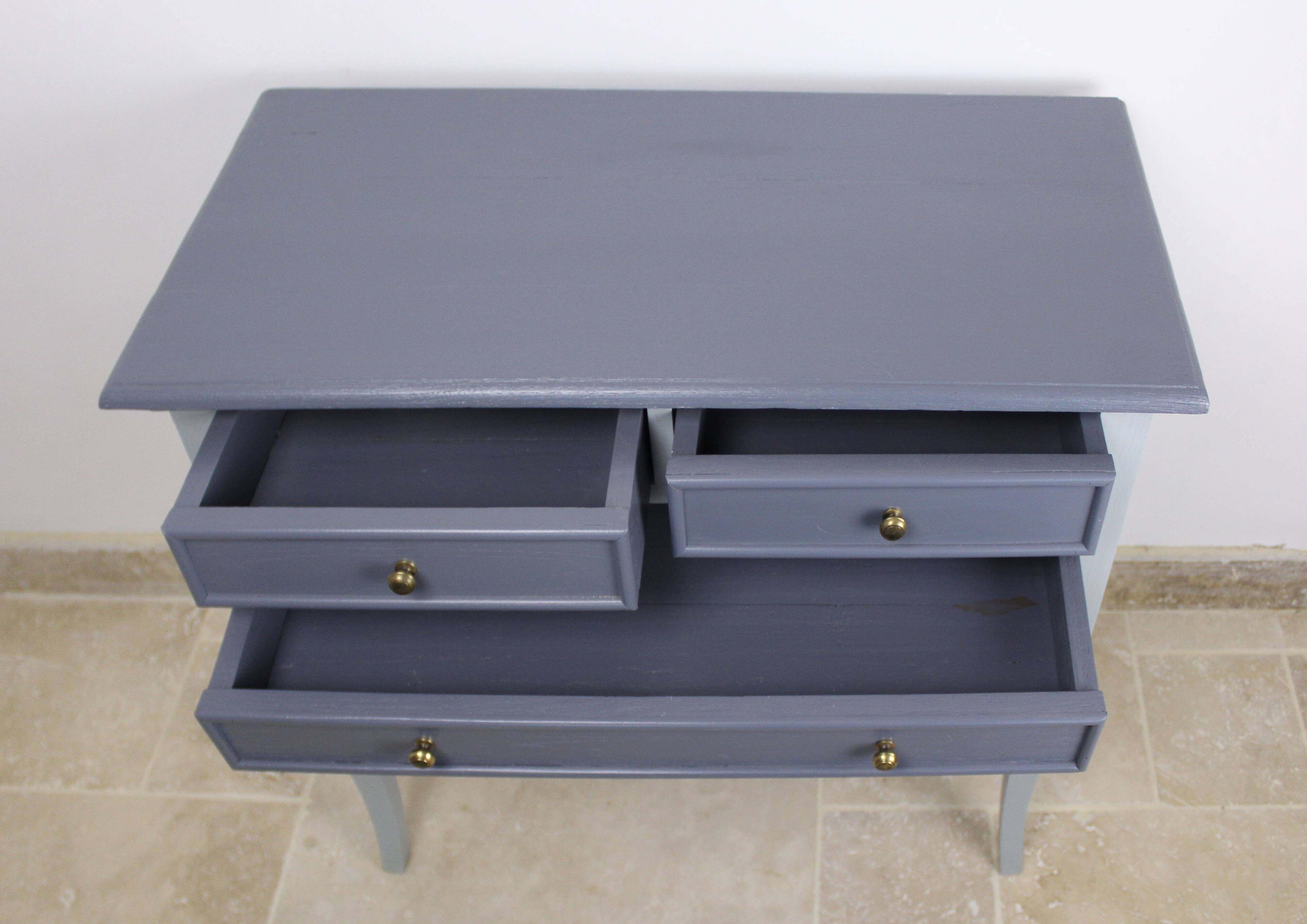 Small console table – ideal at the end of a sofa.