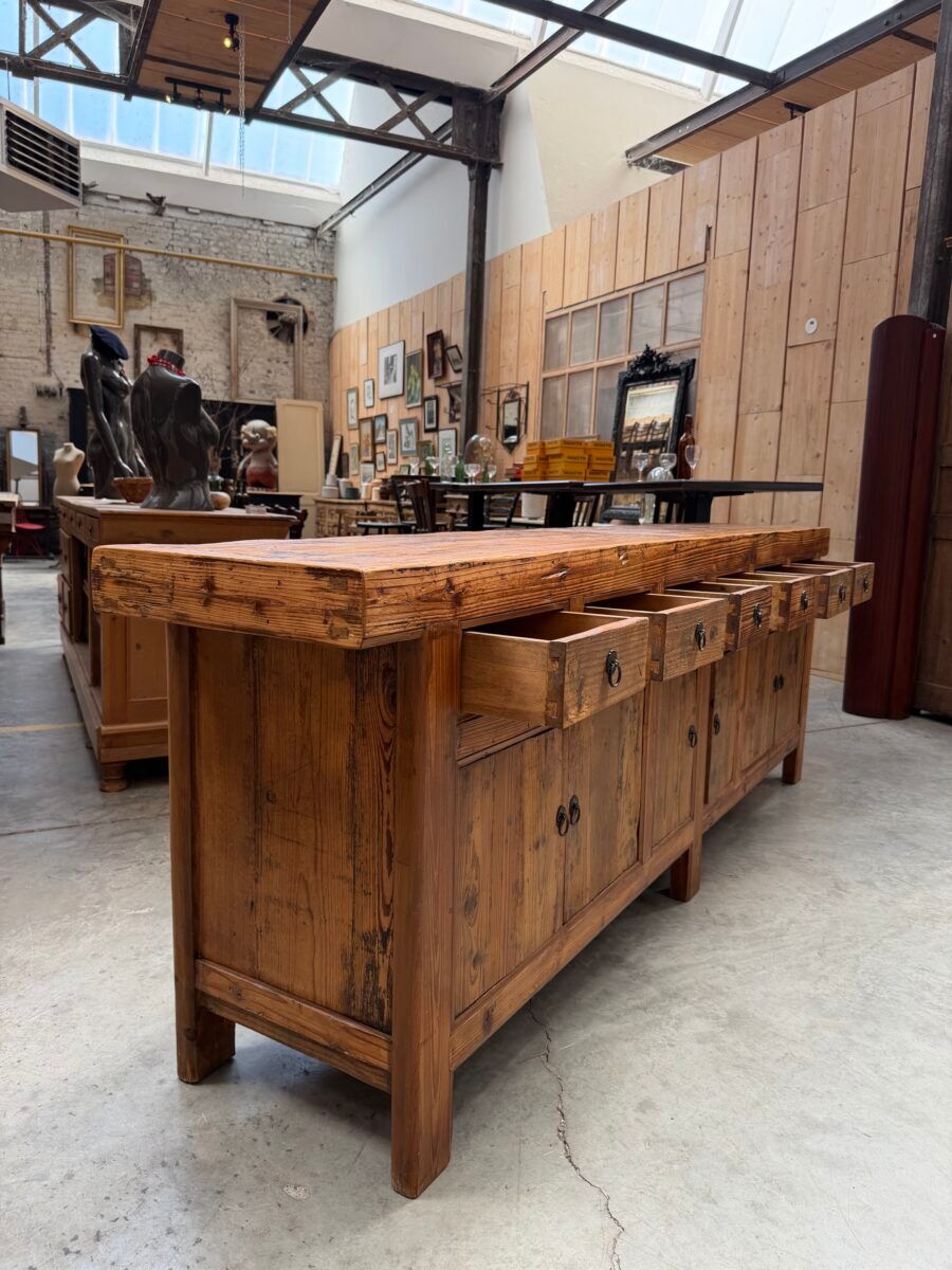 Buffet brutaliste en vieux sapin