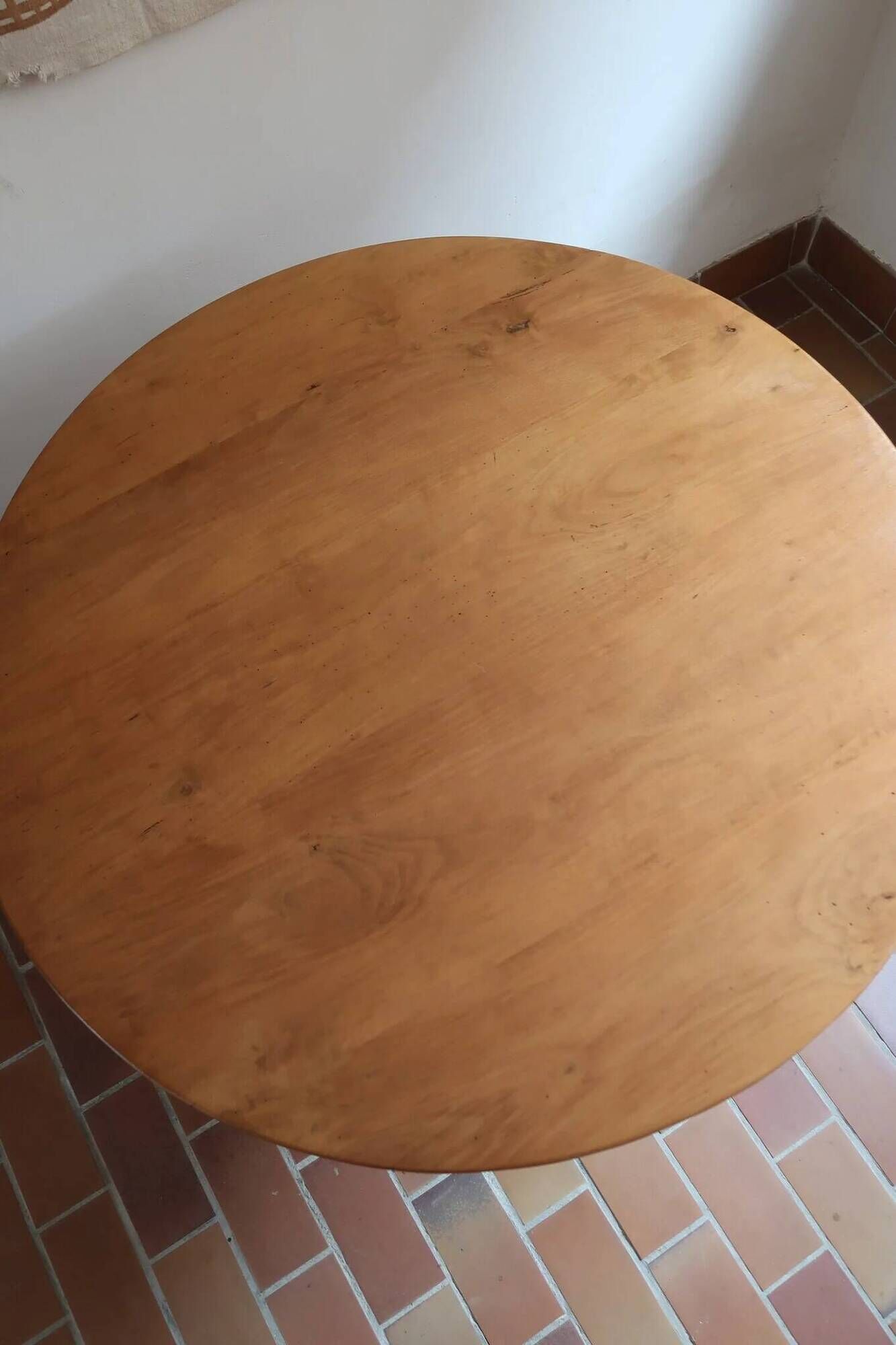Table ronde en frêne, pied central mouluré, art déco