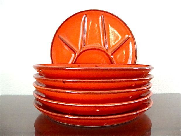 6 compartmentalized plates in red enamelled sandstone
