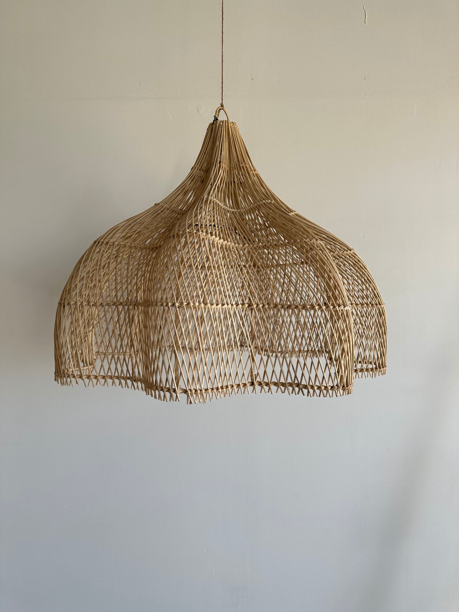 Rattan pendant lamp in the shape of a flower