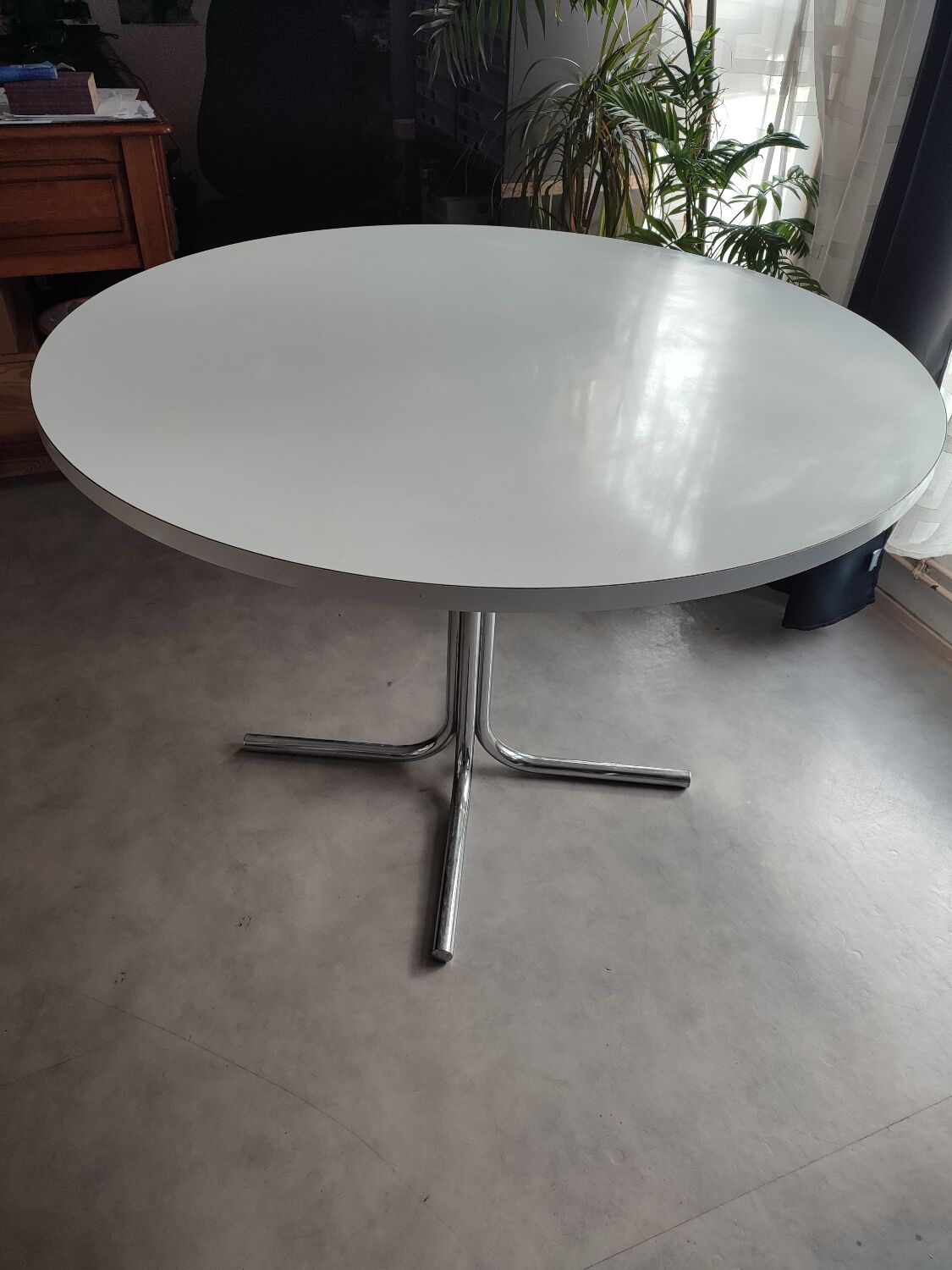 Vintage round table chrome legs
