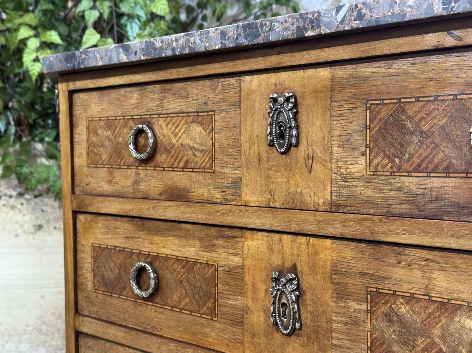 Transitional jump commode in walnut with marble top - 1950s