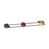 Portemanteau rétro vintage avec 3 patères de couleur en bois rouge jaune verte sur métal