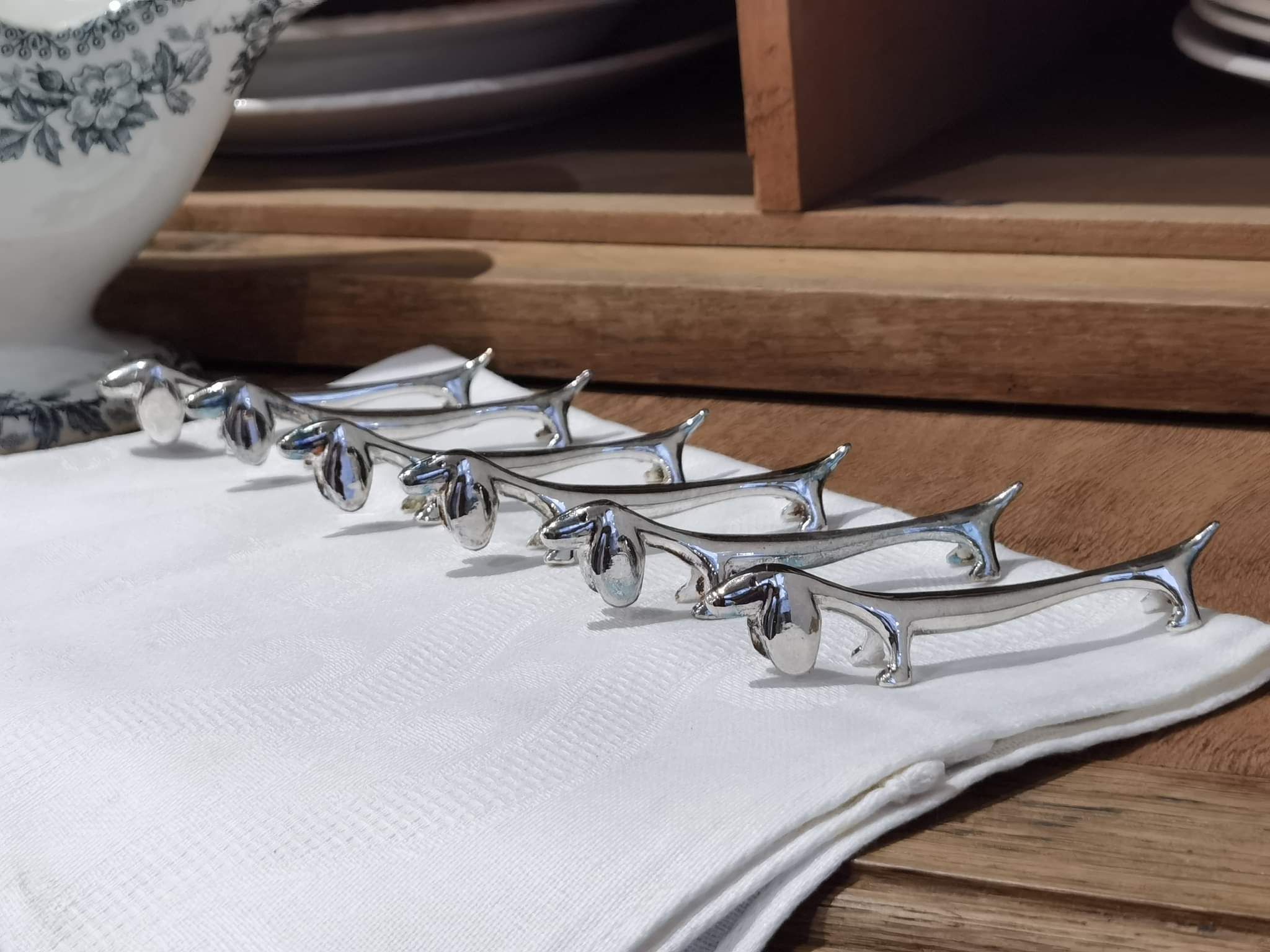 set of 6 knife holders in silver metal basset/dachshund