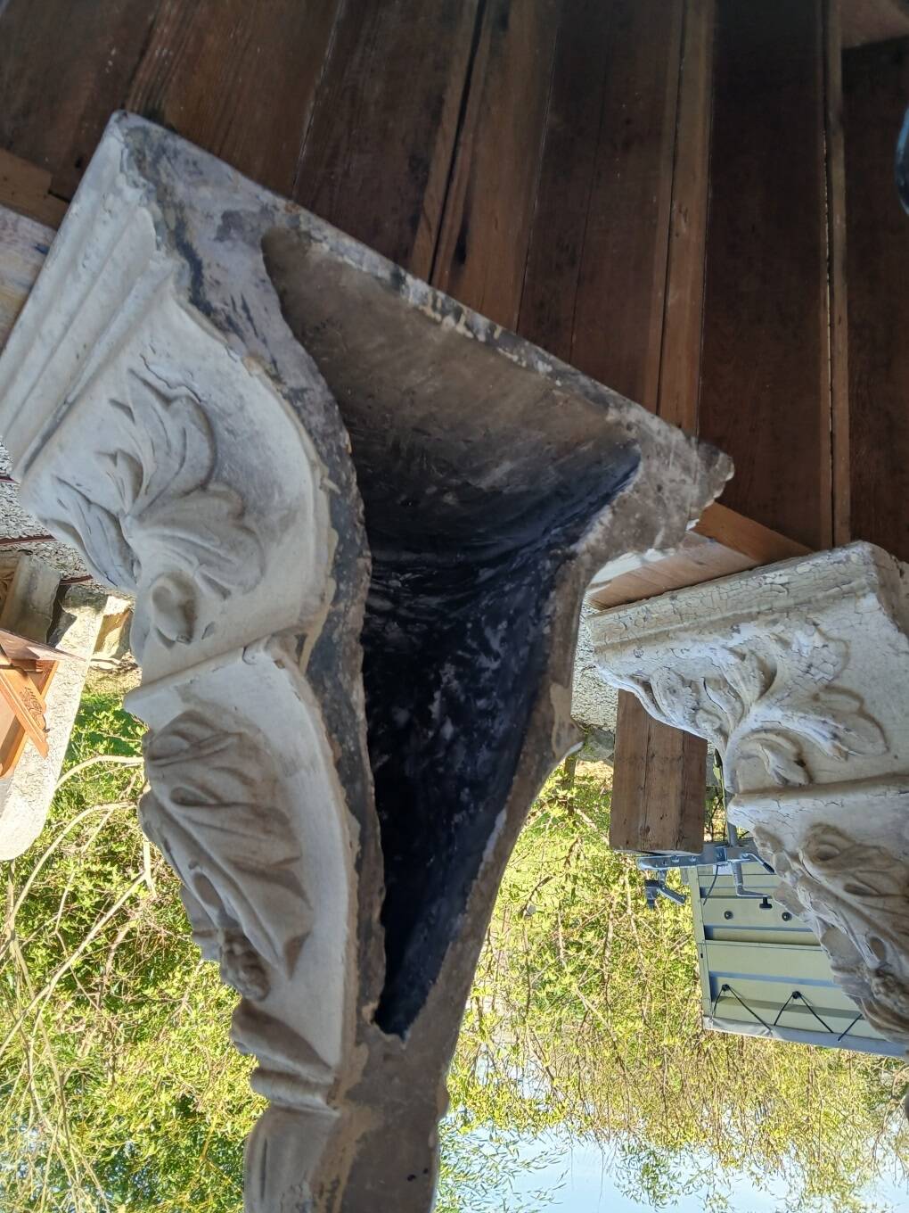 Stand, corbel, wall console in stucco with leaf ornament