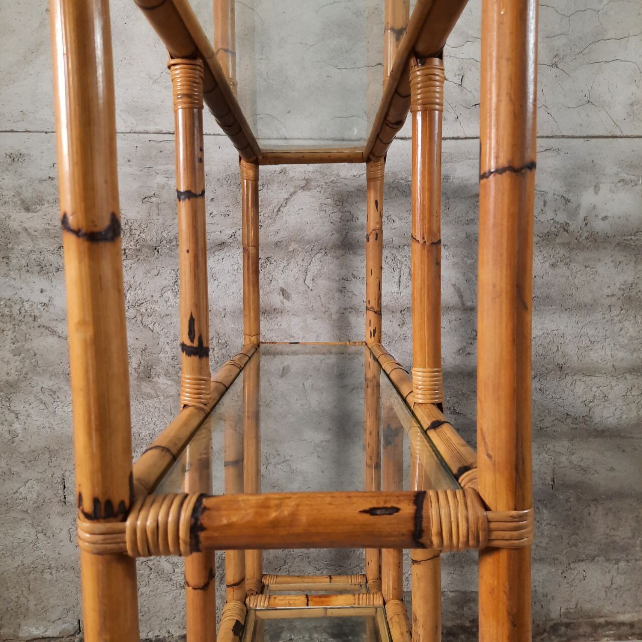 Bibliothèque étagère en bambou vintage