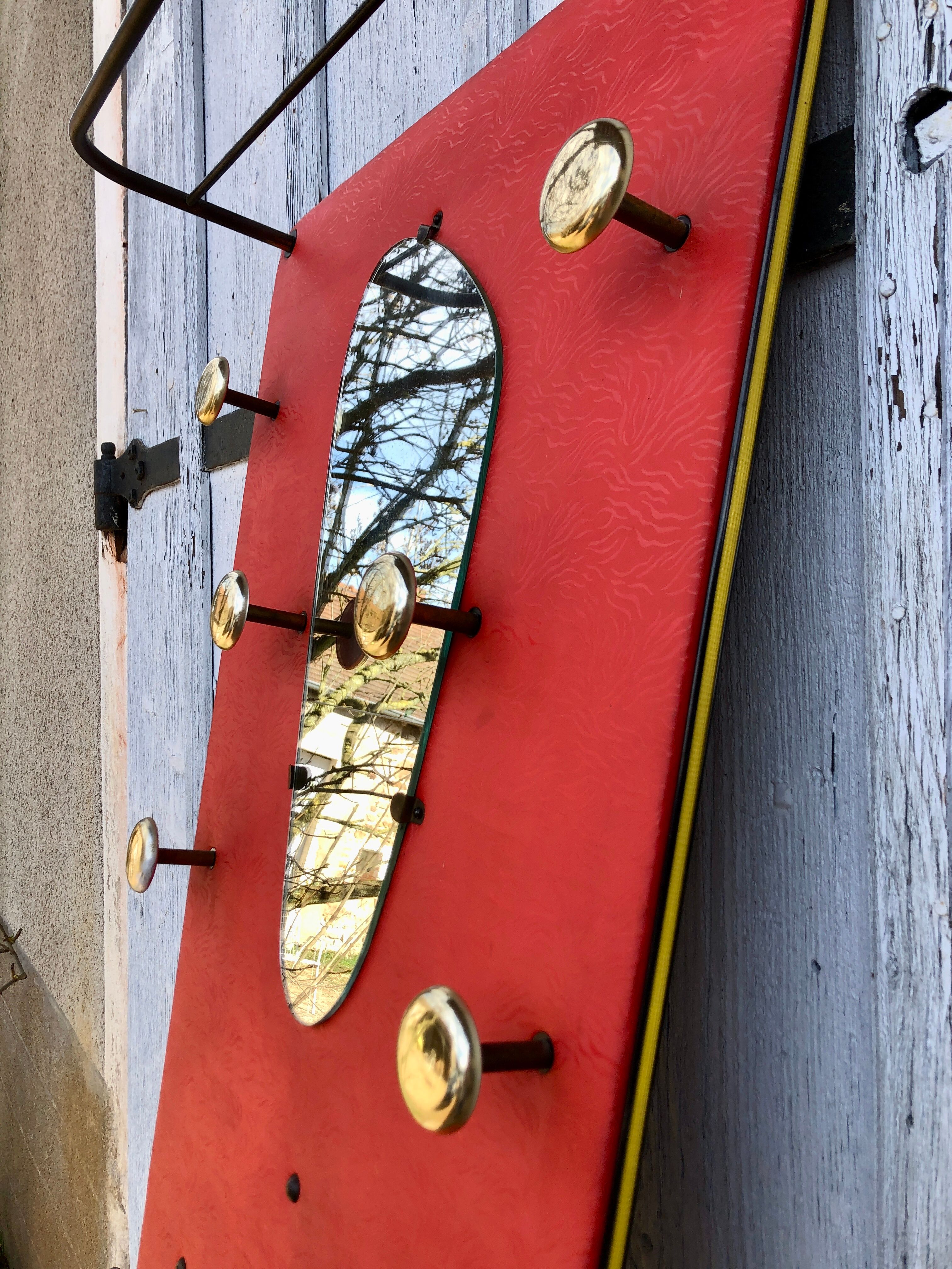 Porte-manteau rouge 1950 miroir forme libre patères laiton
