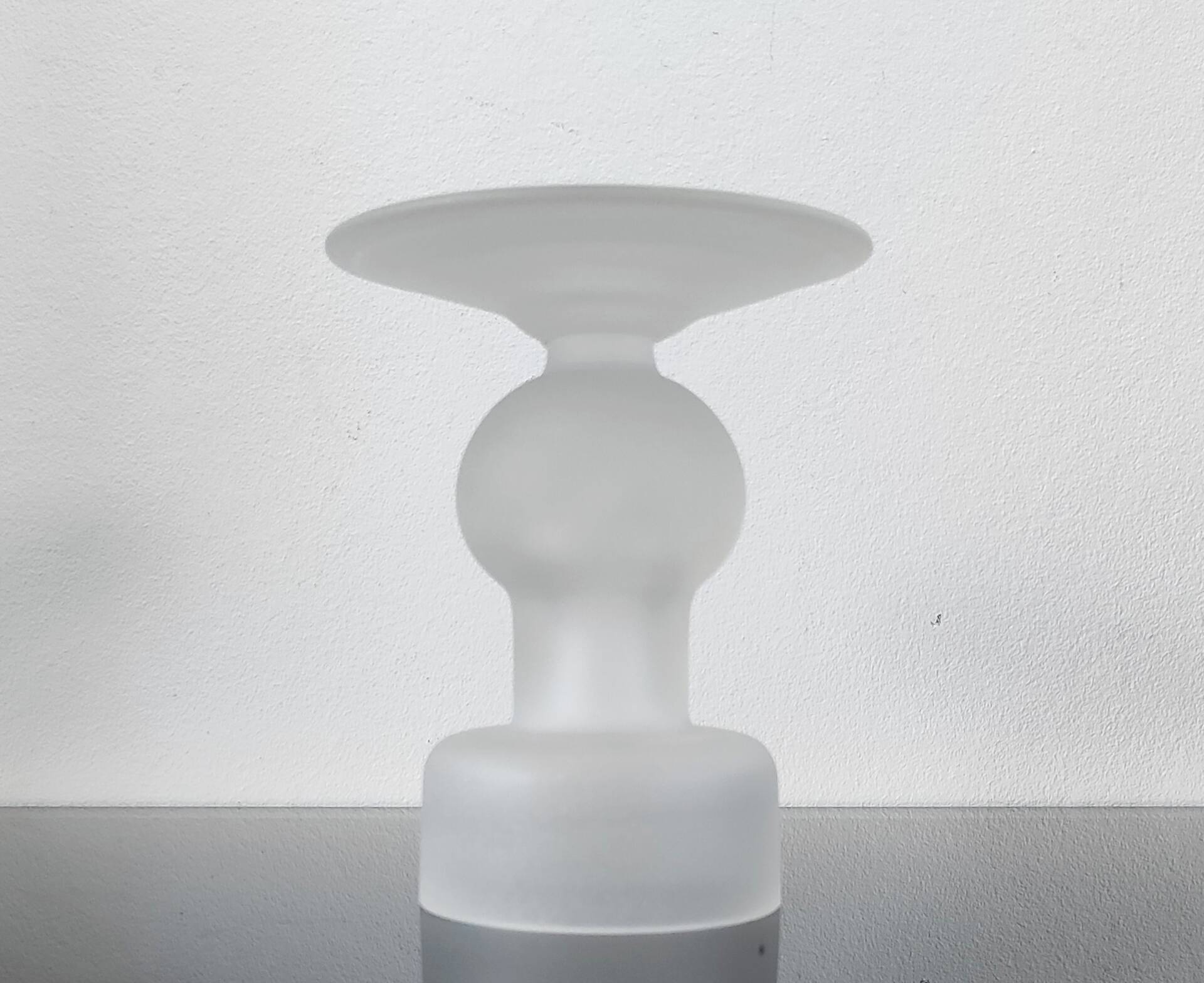 Sculptural candle holder in frosted glass.