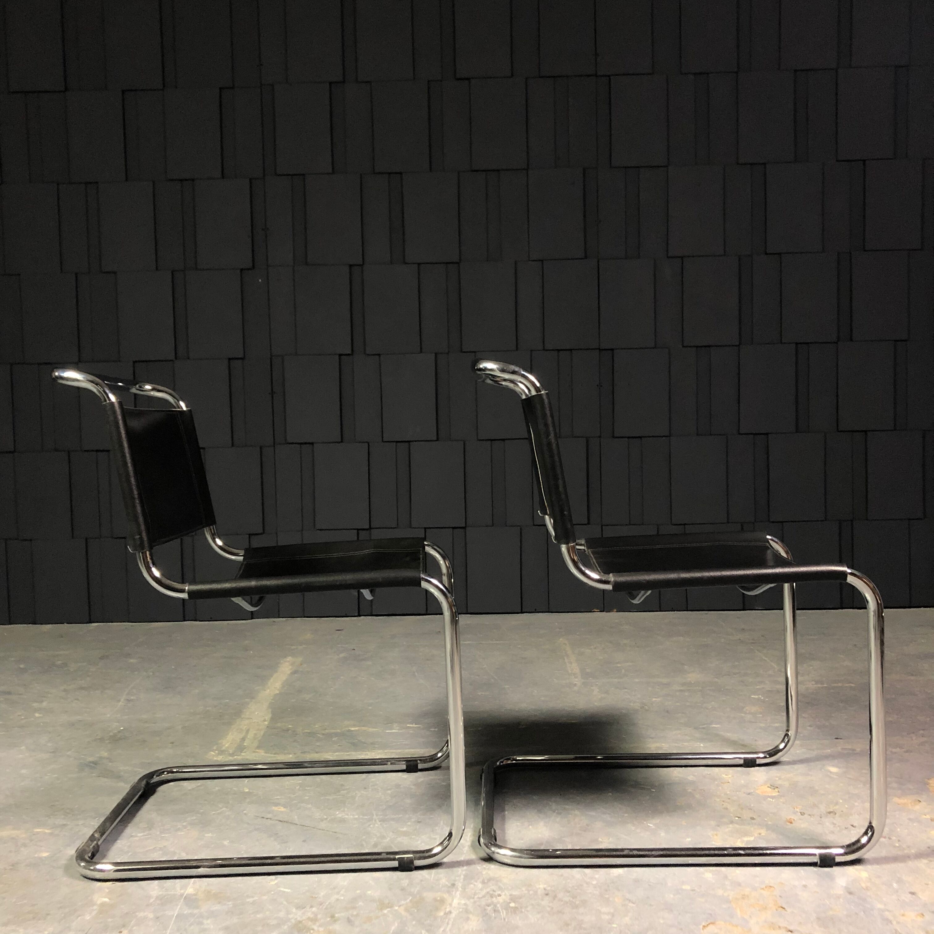 Paire de chaises S33 cuir noir et chrome