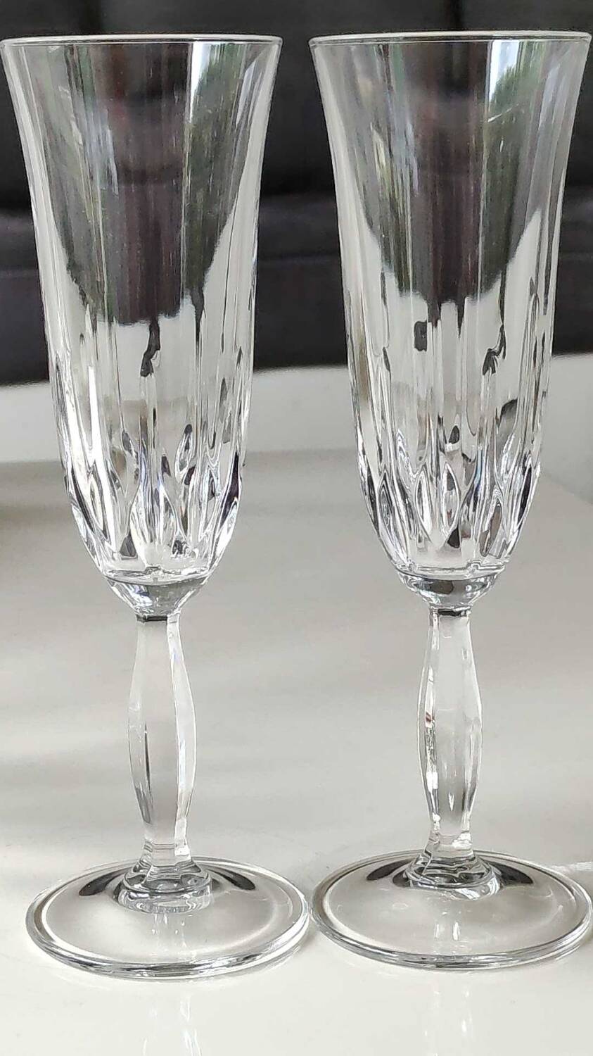 Lot 5 Large champagne flutes in cut crystal. Diamond drop/point patterns. High 20.5 cm