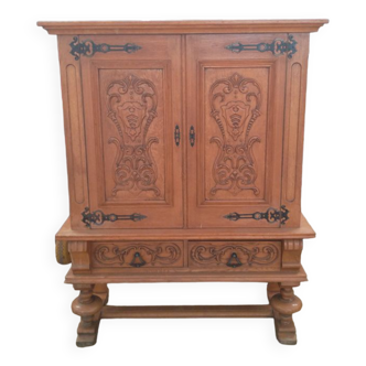 Classic sculpted cabinet