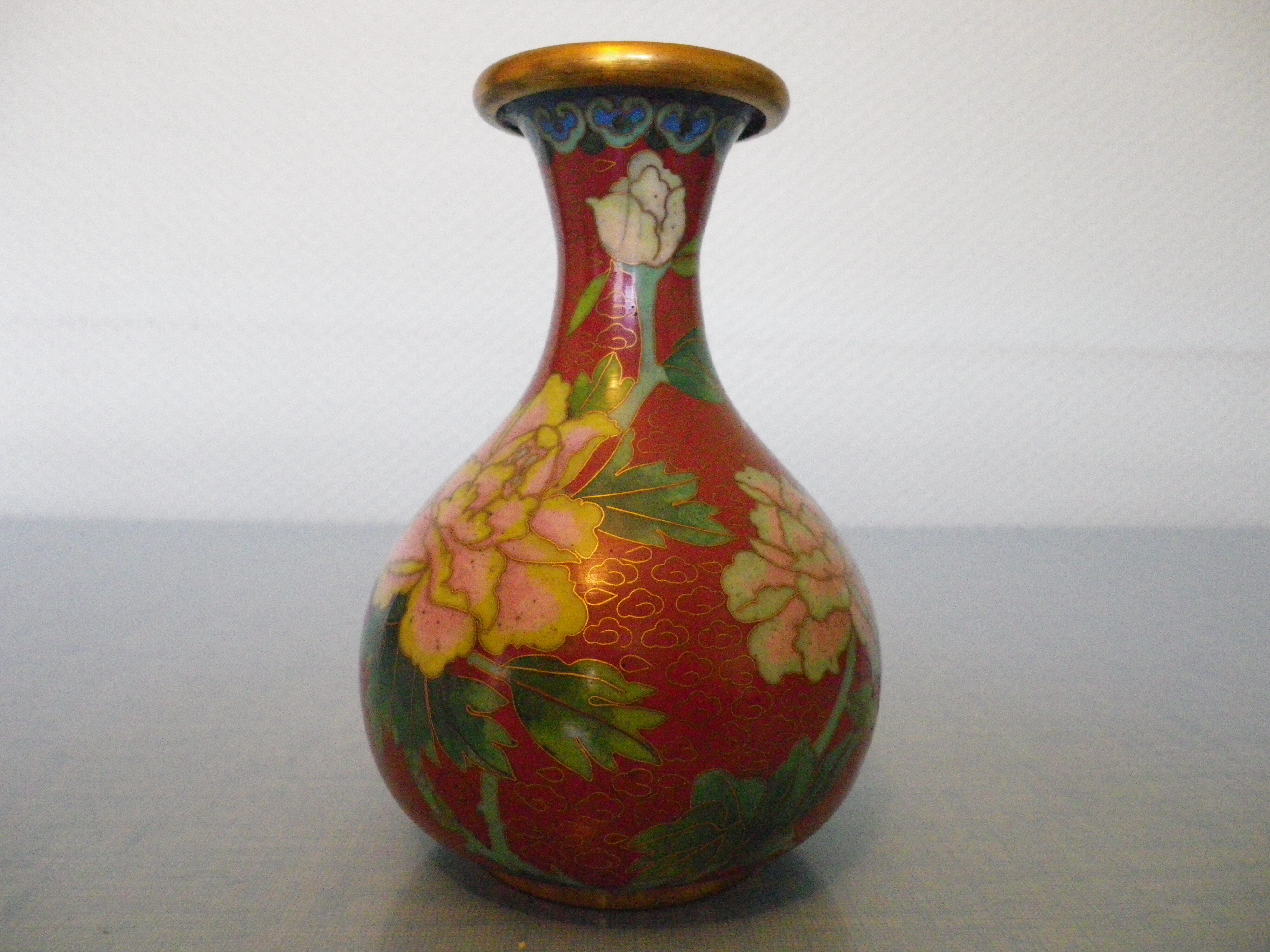 Vase en laiton gravé, décor floral et papillon