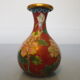 Vase en laiton gravé, décor floral et papillon