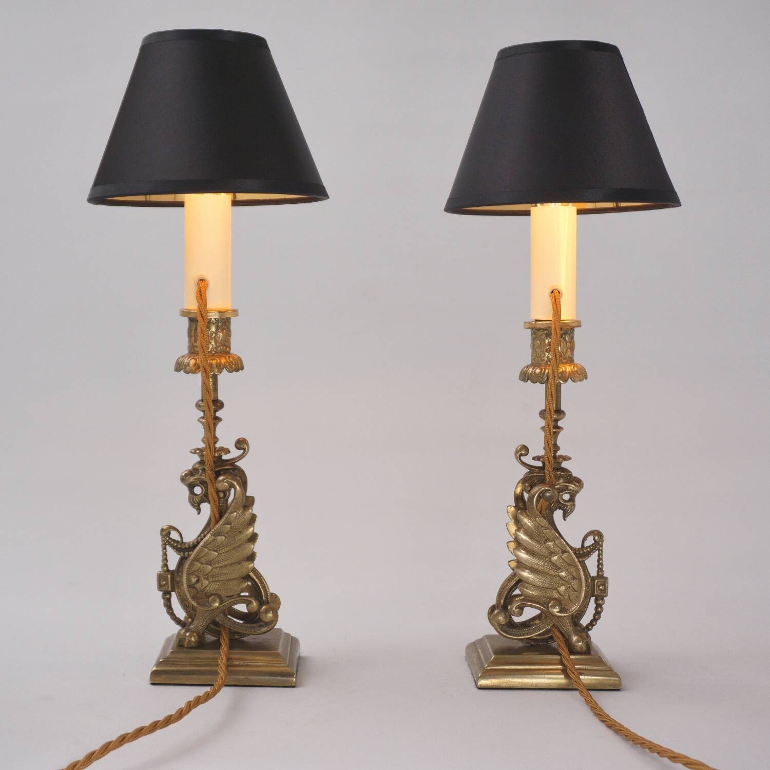 Paire de lampes chandeliers griffons de style néogothique, Angleterre années 1880