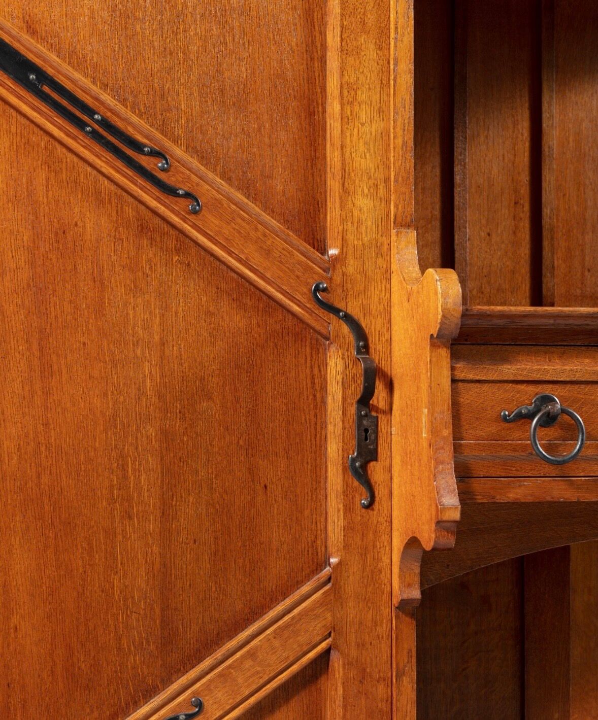 Gustave serrurier-bovy  buffet - vaisselier chambre d'artisan  circa 1