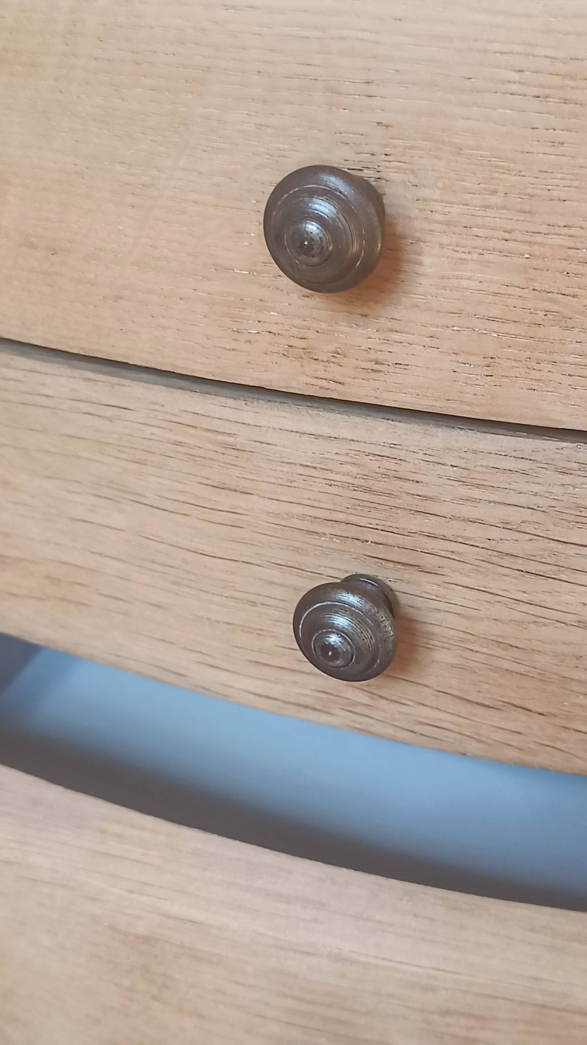 Table de chevet vintage en bois naturel à 3 tiroirs