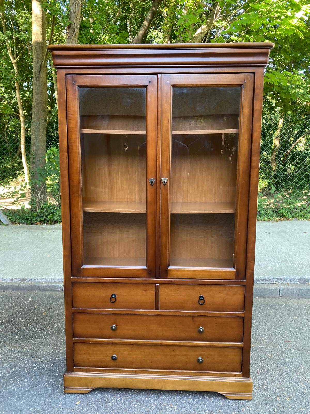 Vitrine Louis philippe en bois massif et placage années 80