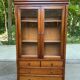 Vitrine Louis philippe en bois massif et placage années 80