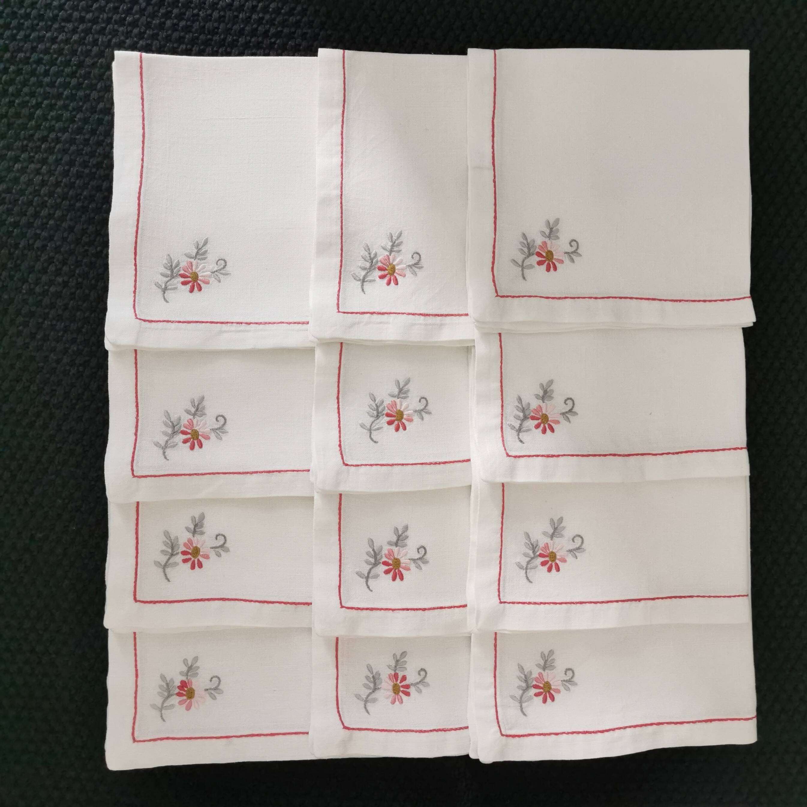 Lot de 12 serviettes de table broderie fleur