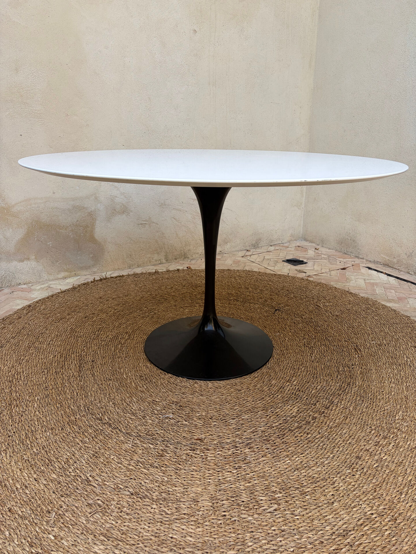 Tulip round table by Eero Saarinen for Knoll