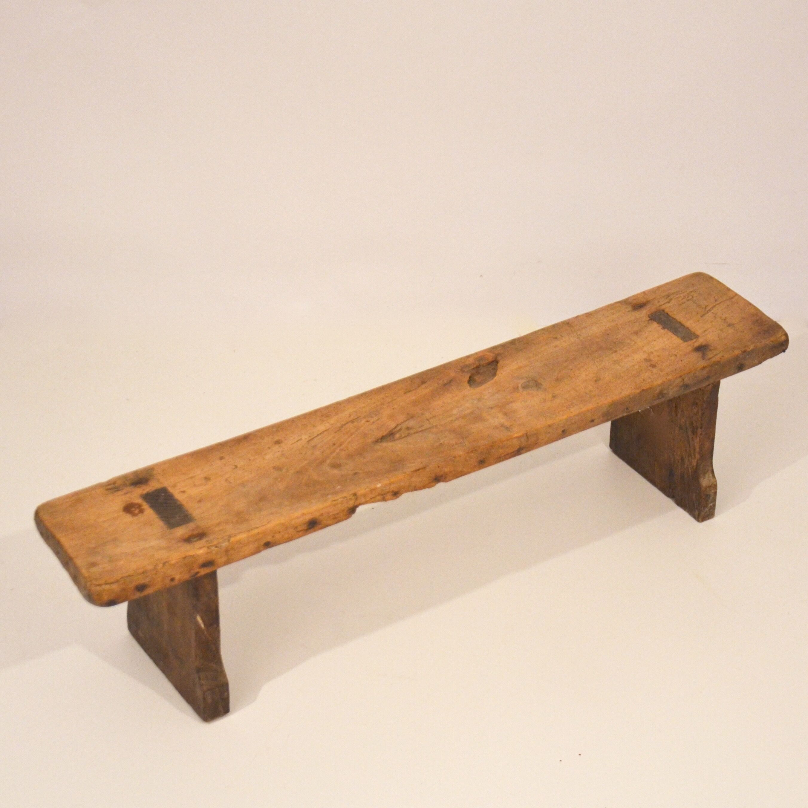 Banc ancien de ferme enfant
