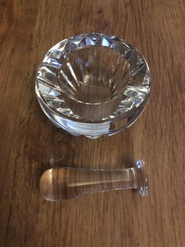 Cendrier en cristal Baccarat, motif Mortier et pilon, estampillé, France