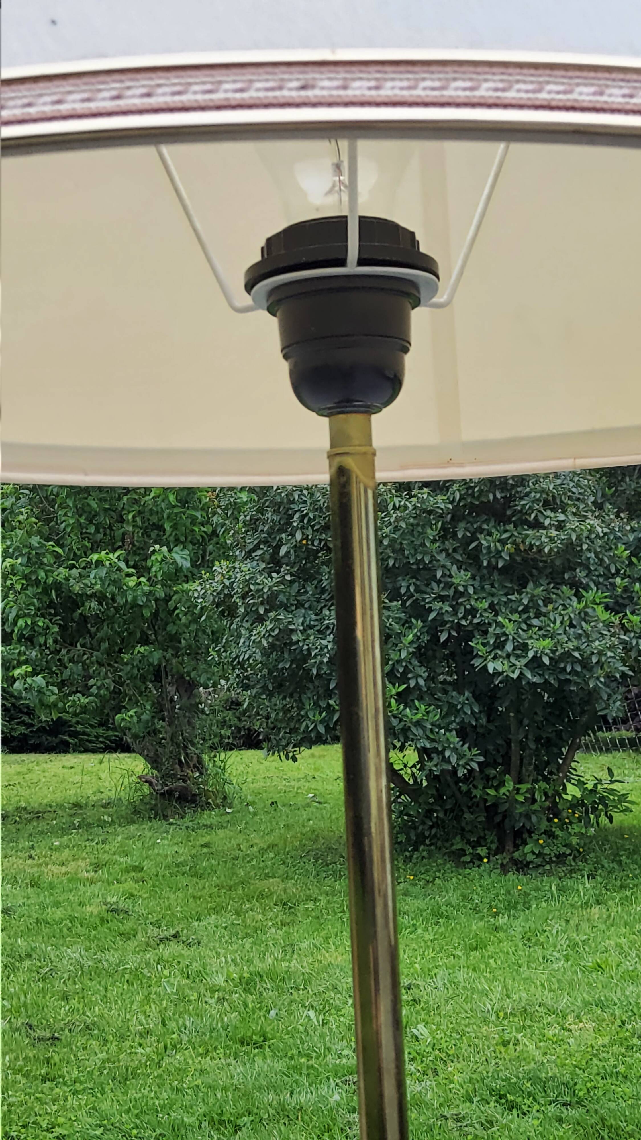 Vintage tripod floor lamp from the 60s in wood and brass