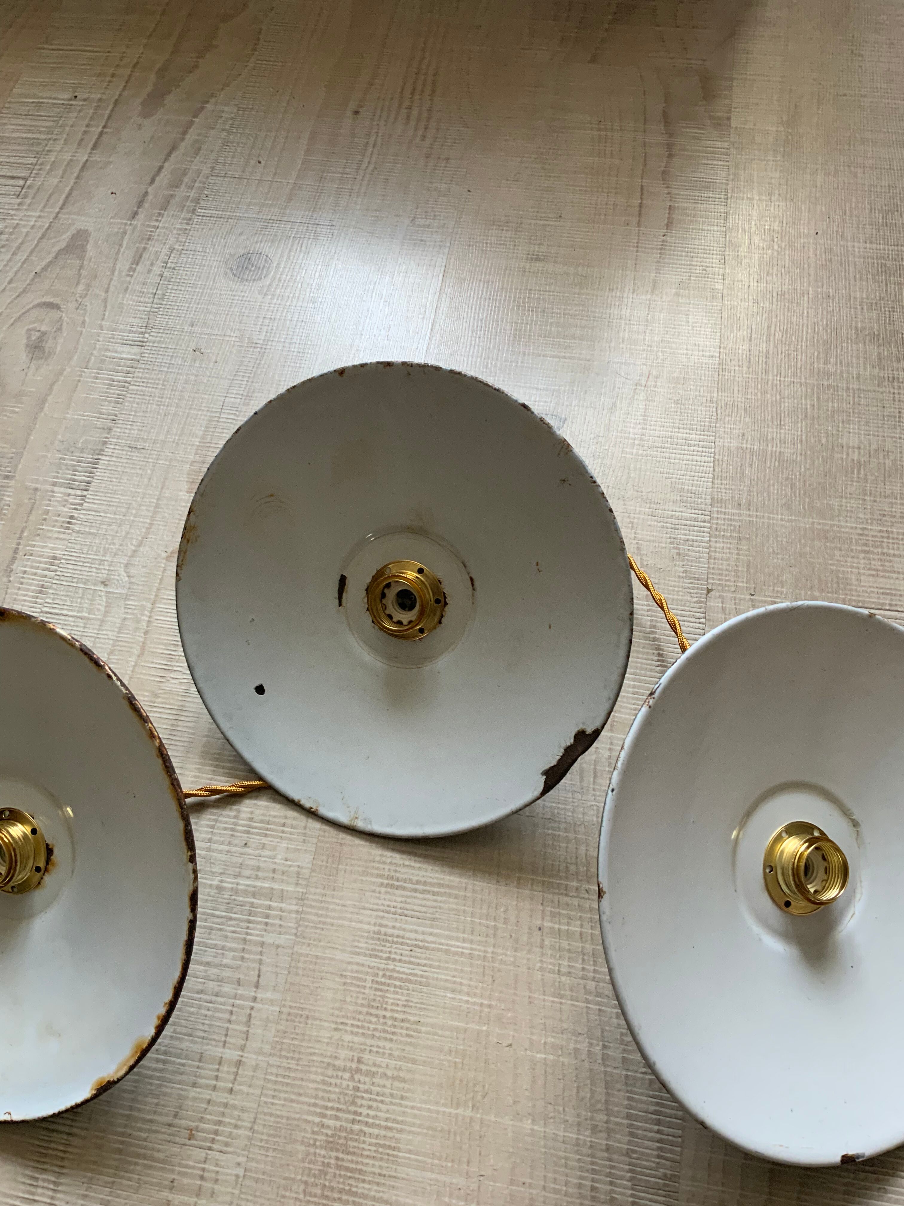 Green and white enamelled sheet metal suspension