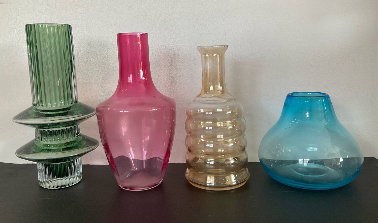 Série de 4 vases vintage en verre coloré
