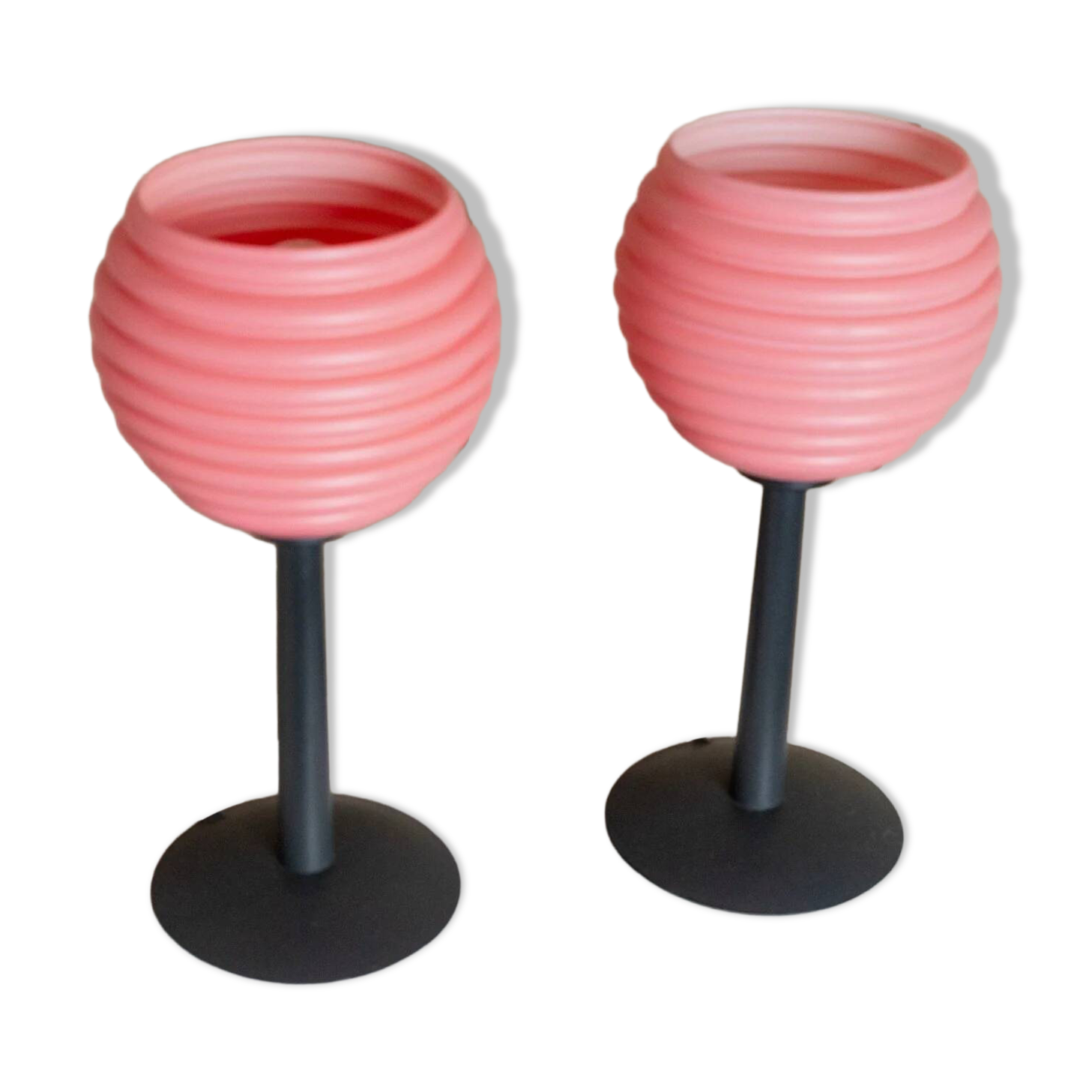 Ensemble de 2 lampes de table en verre rose avec abat-jours cannelés sur des bases en métal mat foncé - Design italien vintage de l'ère spatiale.