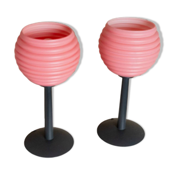 Ensemble de 2 lampes de table en verre rose avec abat-jours cannelés sur des bases en métal mat foncé - Design italien vintage de l'ère spatiale.