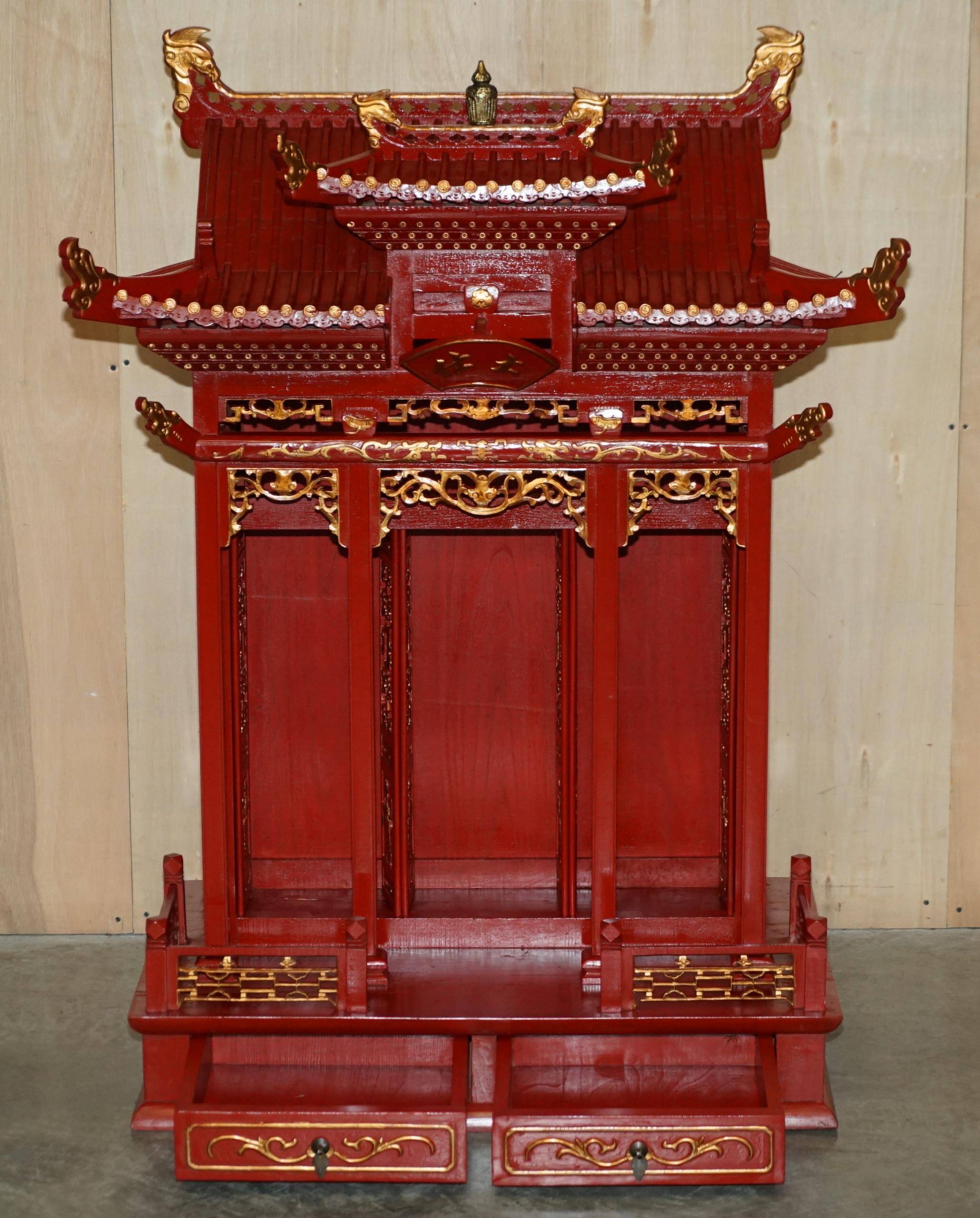 Armoire Chinoise Vintage à Toit Pagode, Très Décorative