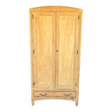 Armoire en bois brut