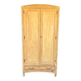Armoire en bois brut