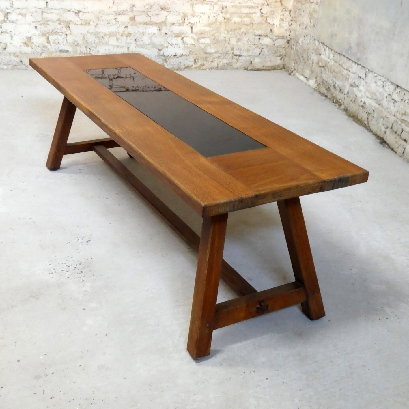 Table basse brutaliste en chêne et verre noir, 1960