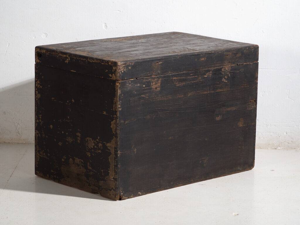 Coffre chinois ancien peint en bois de pin – Chine, circa 1900