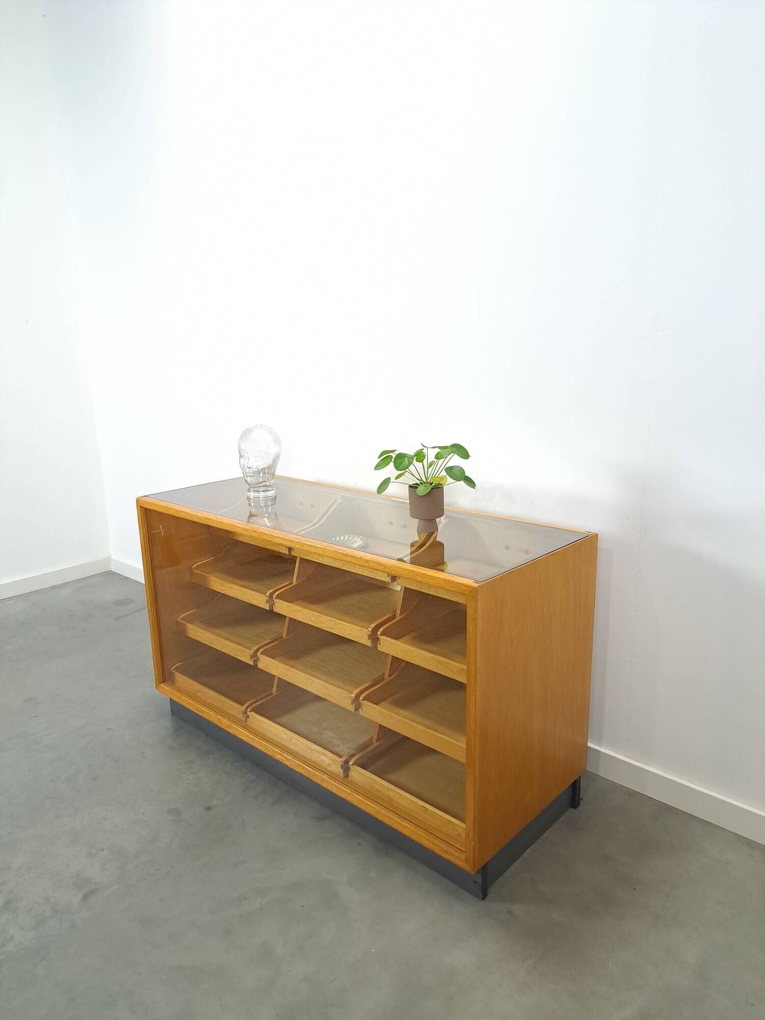 Vitrine de comptoir avec 12 tiroirs et plateau en verre
