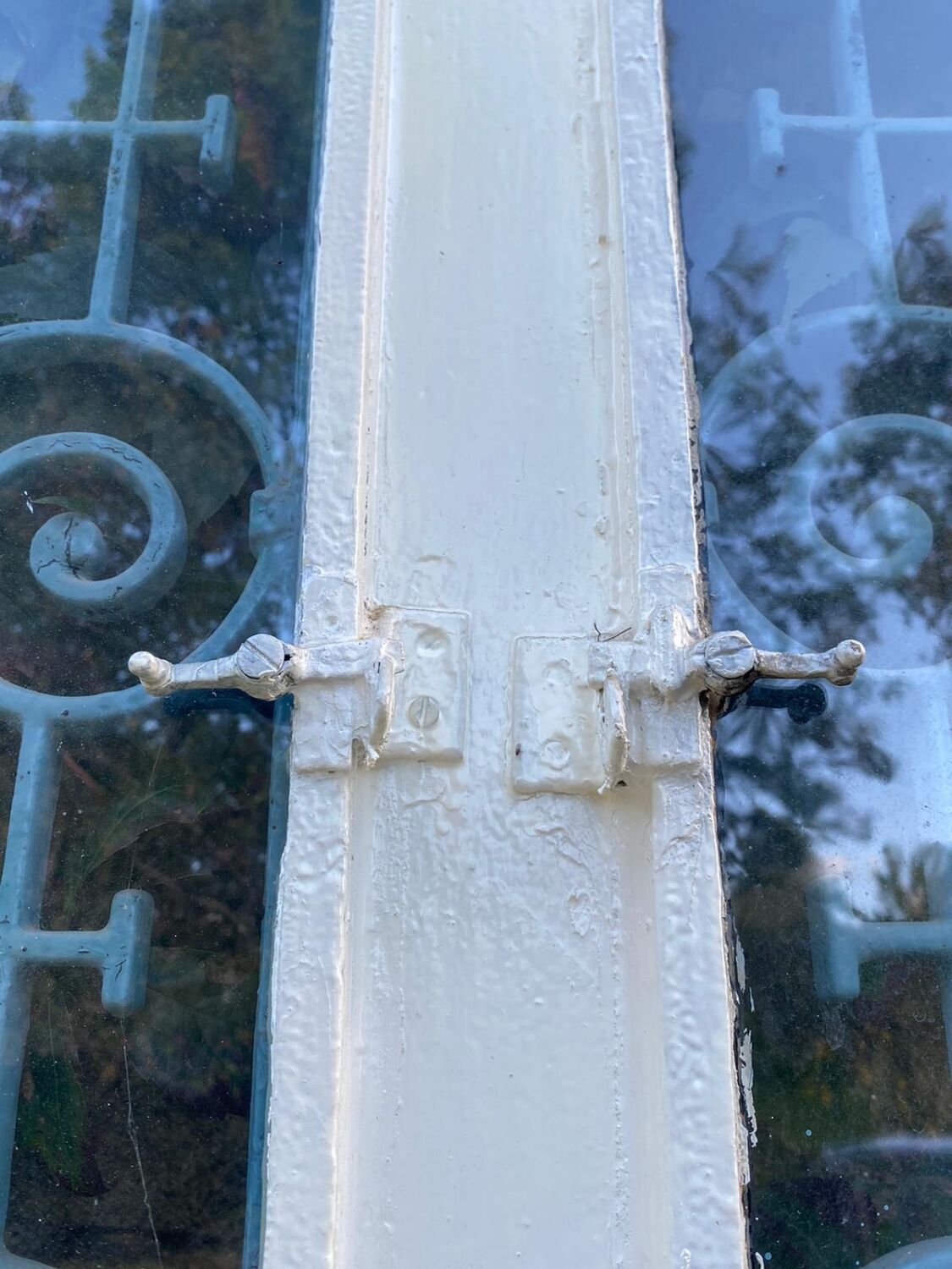 Entrance door in solid oak, cast iron grille, 1930s