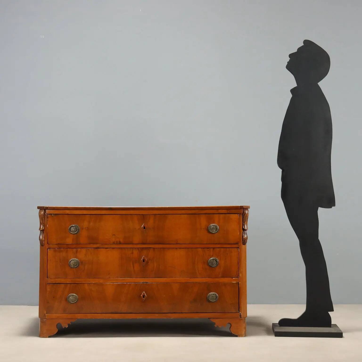 Walnut commode with central marquetry - Early 20th century
