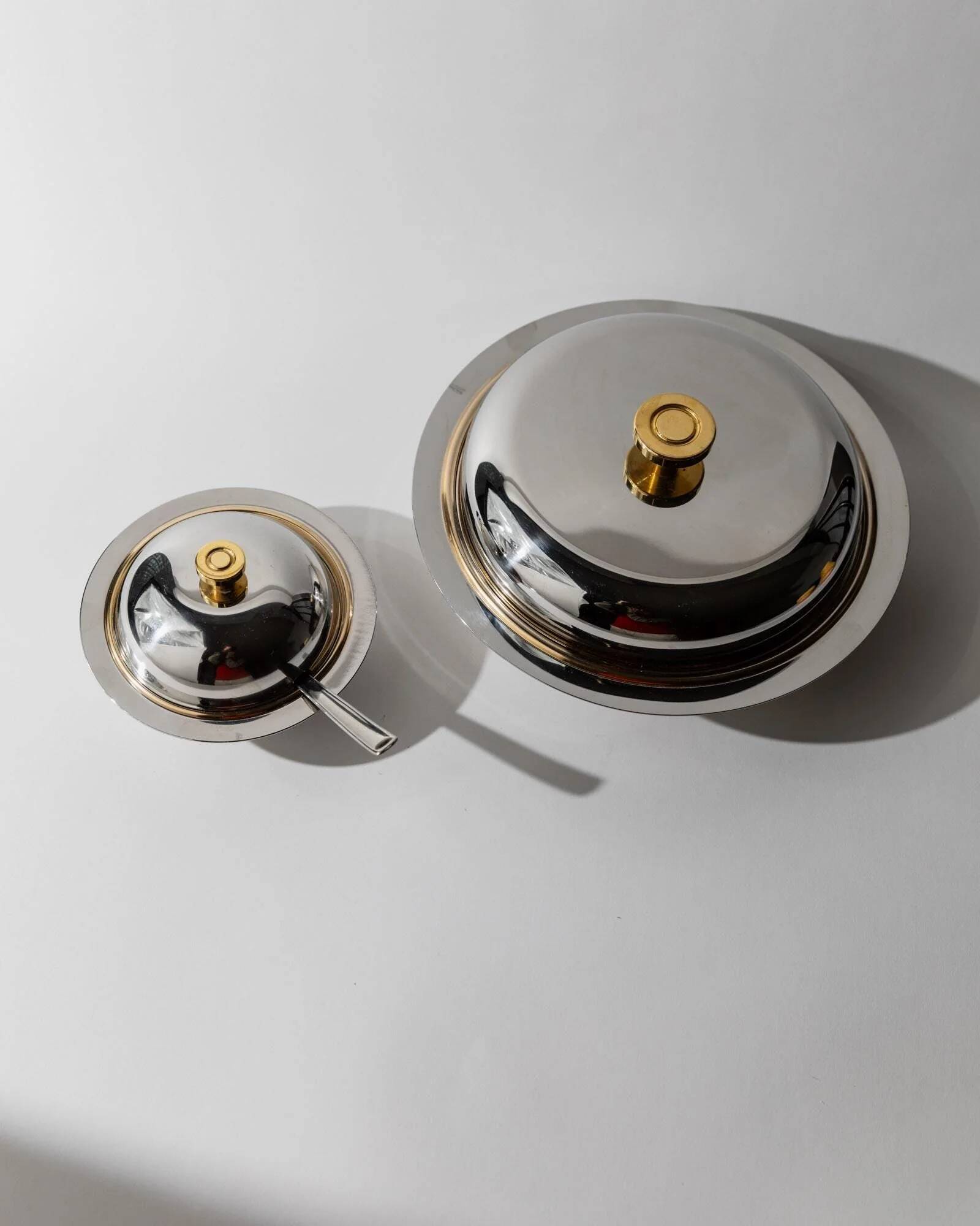 Vintage set of 2 stainless steel bowls with lids, 1980s, with gold details.