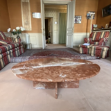 Table basse en marbre rouge taillée dans un seul bloc