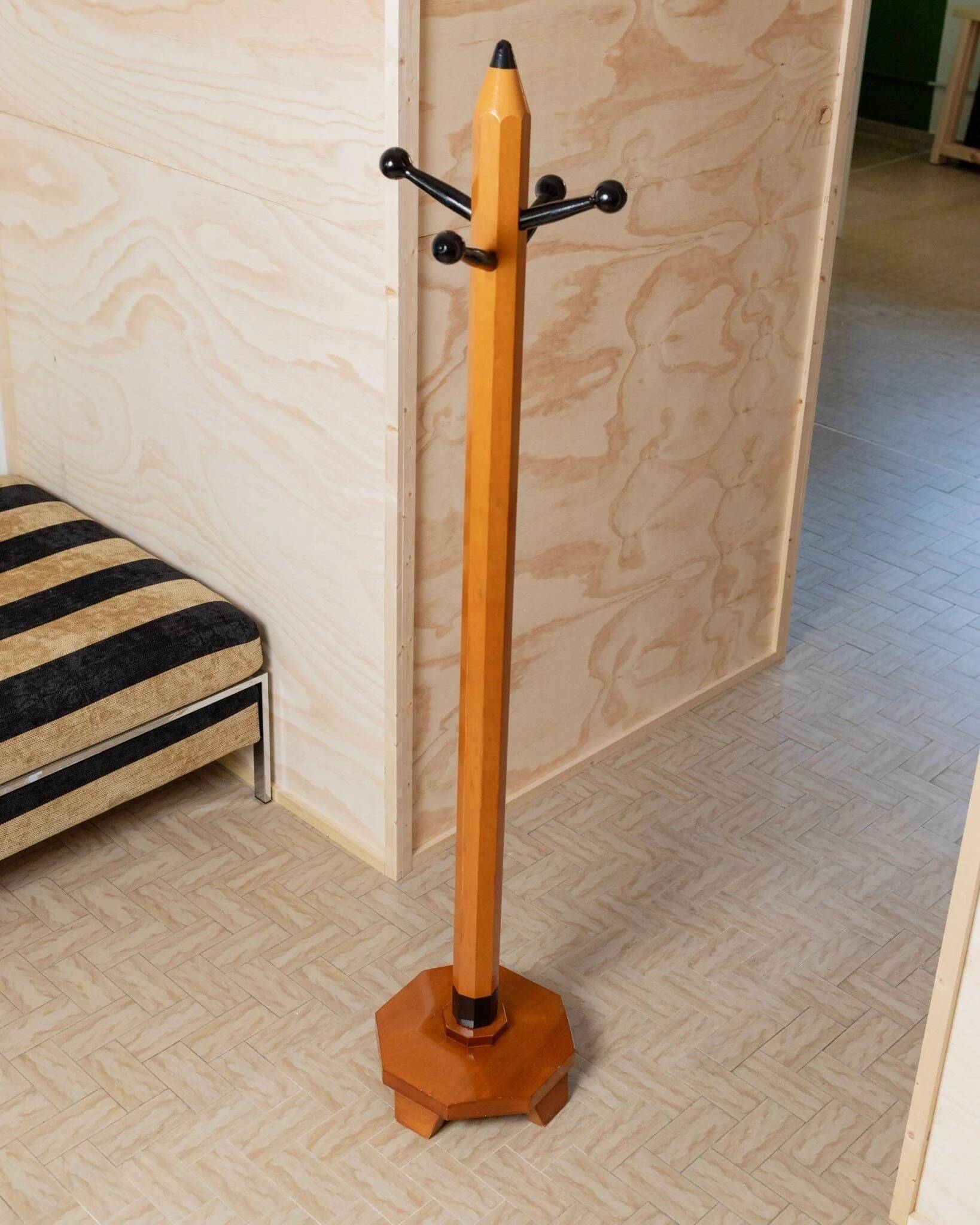 Orange wood Memphis-style Pencil Coat Rack, XL vintage 1980s, Italy by Artema