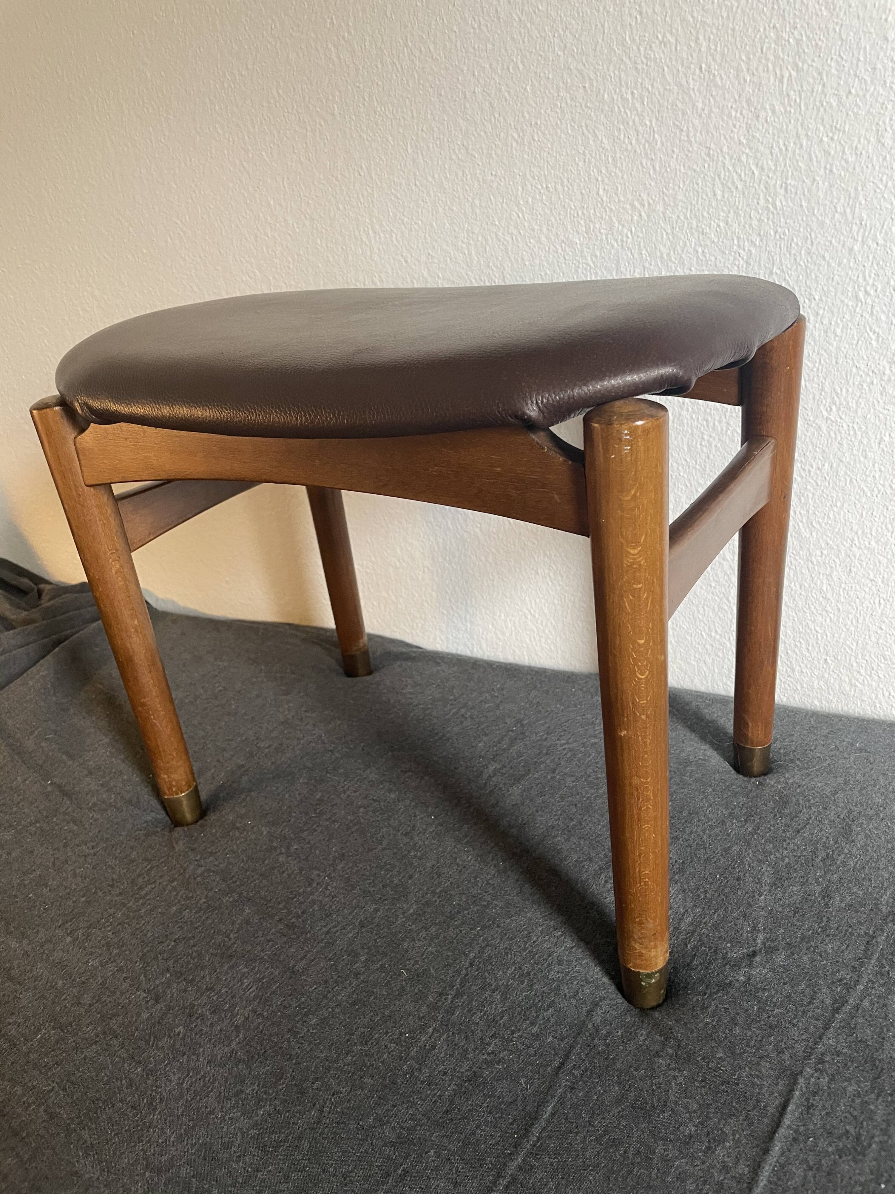 Stool in wood & leather 50/60