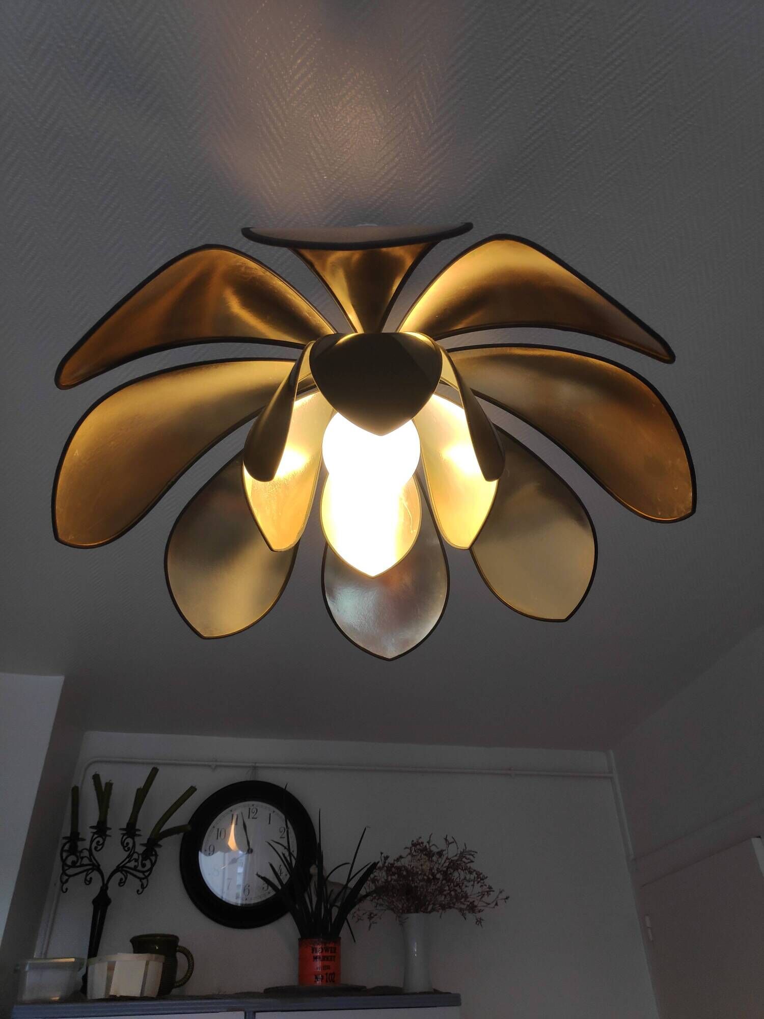 Suspension XXL fleur de lotus de Robert Schuytener noir et or